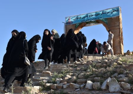 صعودعاشقان به قدمگاه شهداءبازی دراز