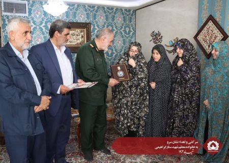 سرکشی و اهداء نشان سرو  به خانواده معظم شهید حاج ستار ابراهیمی