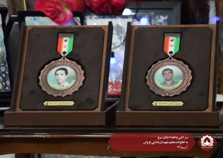 سرکشی و اهداء نشان سرو  به خانواده معظم شهیدان فدایی فروتن