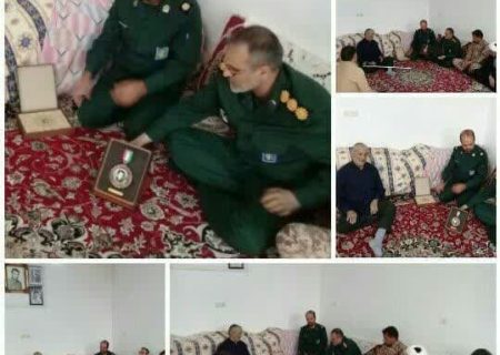 سرکشی و اهداء نشان سرو به خانواده معظم شهید رحمت الله محمدی