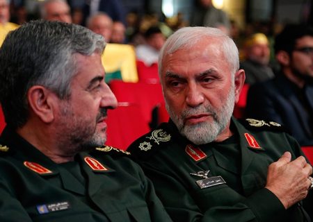 ایستادگی مقابل فتنه…