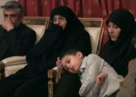 لحظاتی از حضور رهبر انقلاب در منزل شهید احمدی روشن