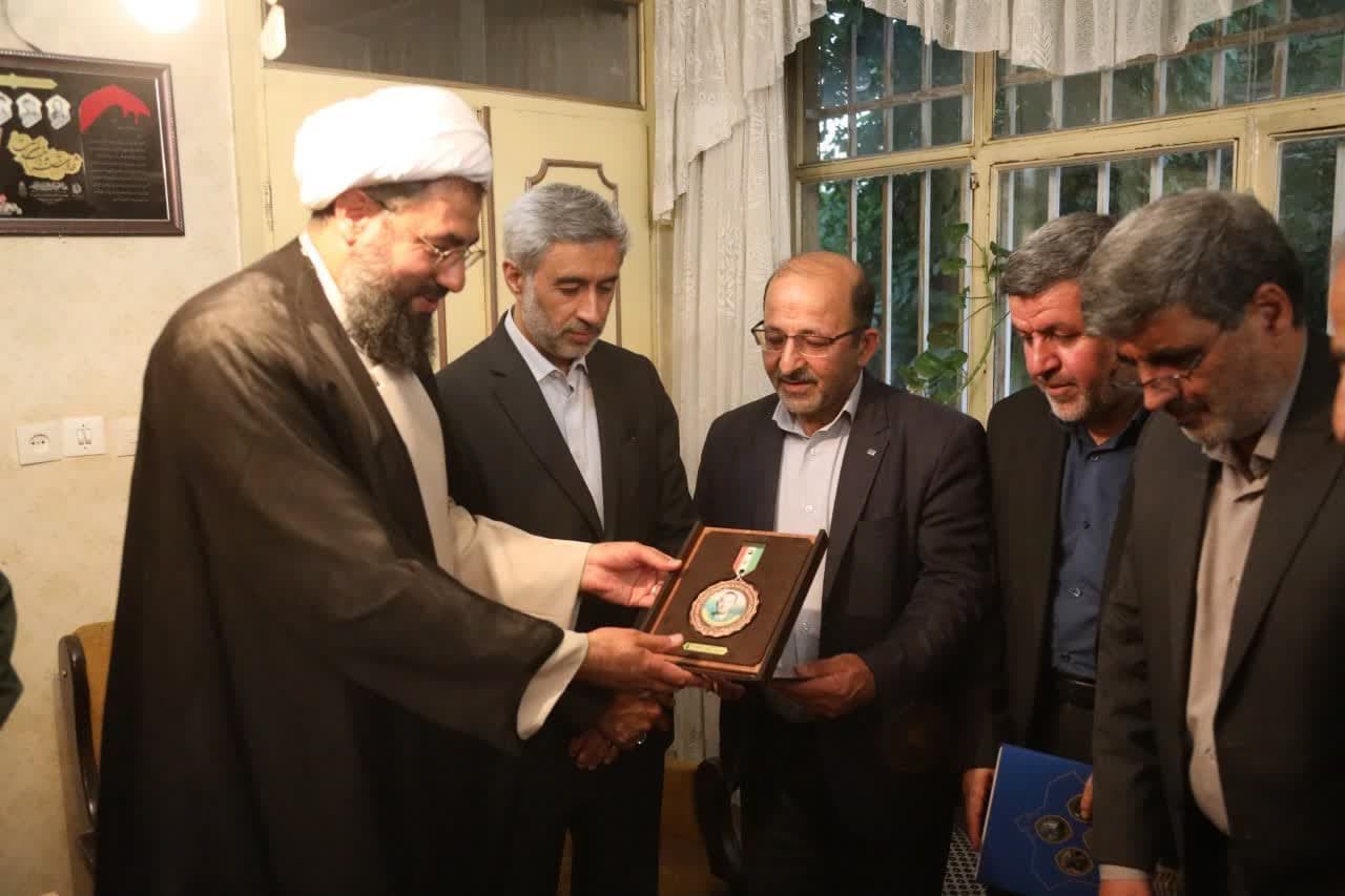 دیدارکمیته تکریم ایثارگران باخانواده شهیدان حق گویان
