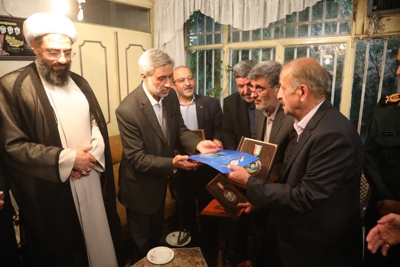 آغازفعالیت کمیته تکریم وتجلیل ایثارگران باحضور درمنازل شهیدان تیموری وحق گویان