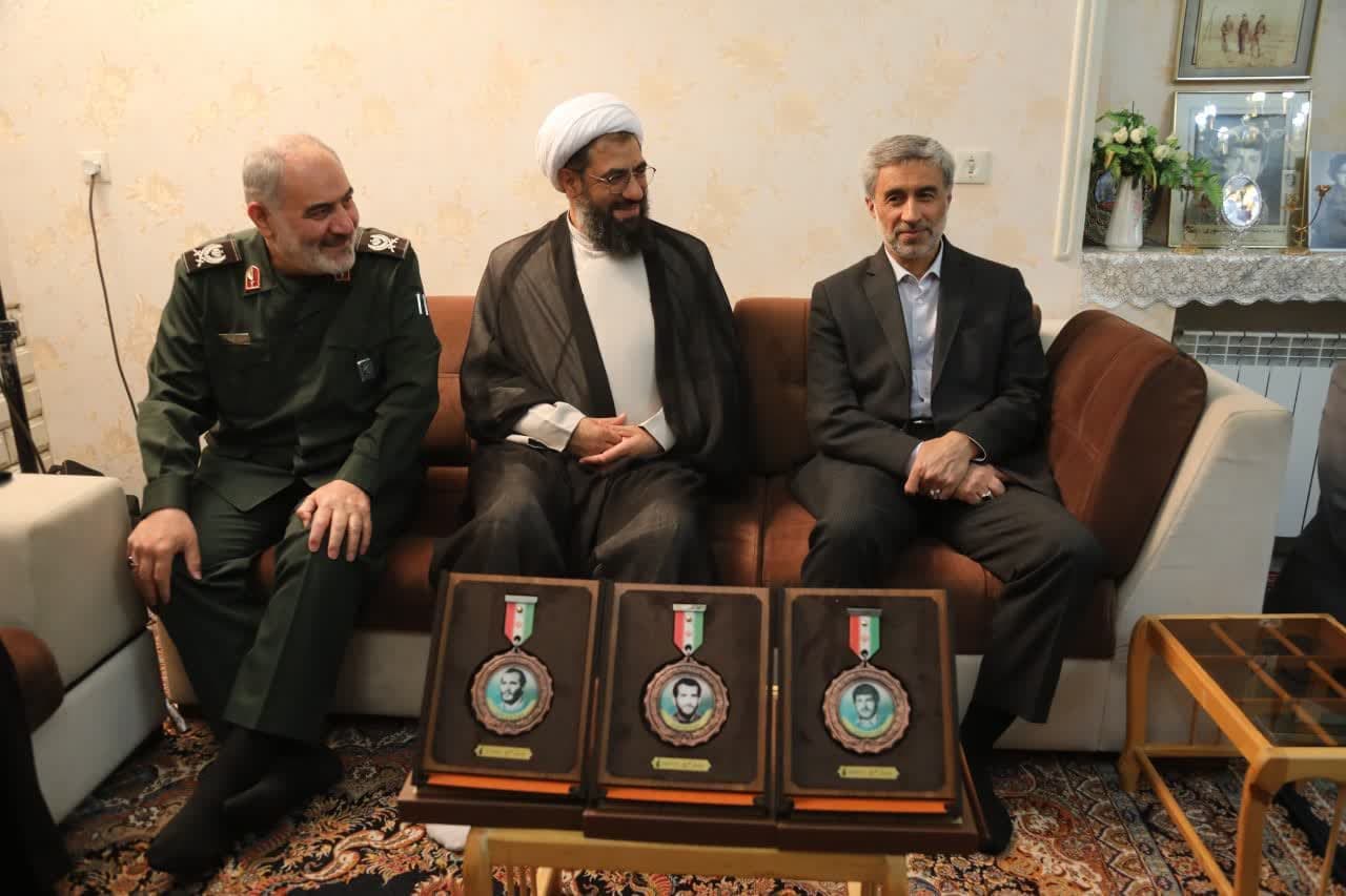 حضورنماینده ولی فقیه در استان واستاندارمحترم در منزل شهیدان تیموری حضورنماینده ولی فقیه در استان واستاندارمحترم در منزل شهیدان تیموری