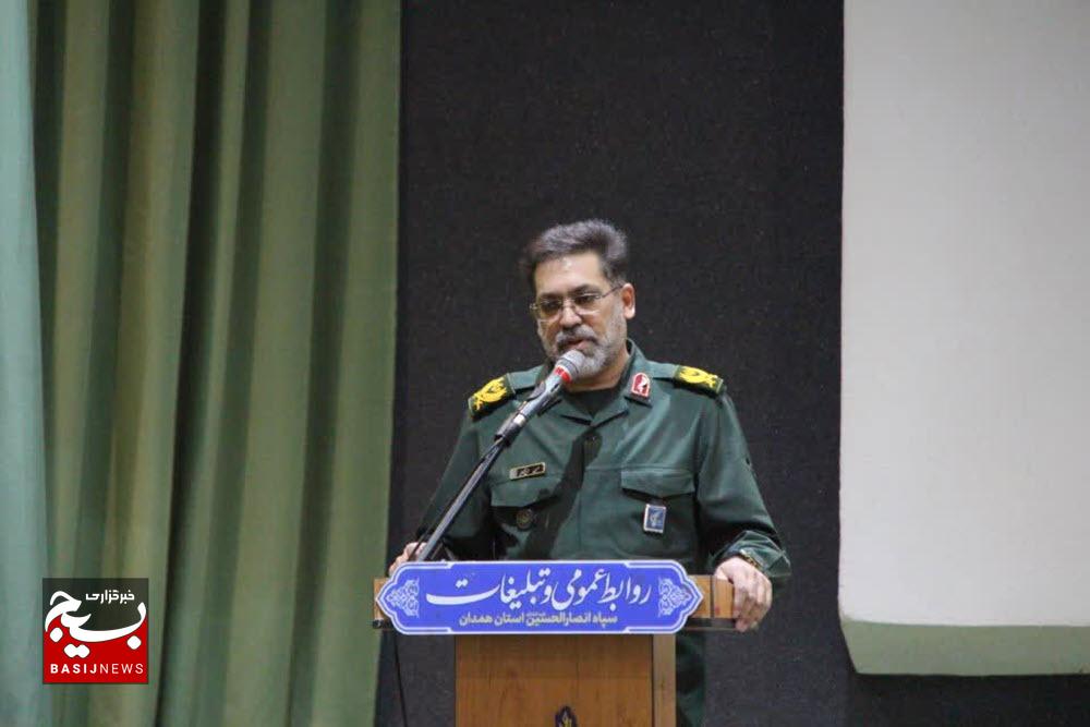 لباس سربازی نماد ایثار و فداکاری شهدا است
